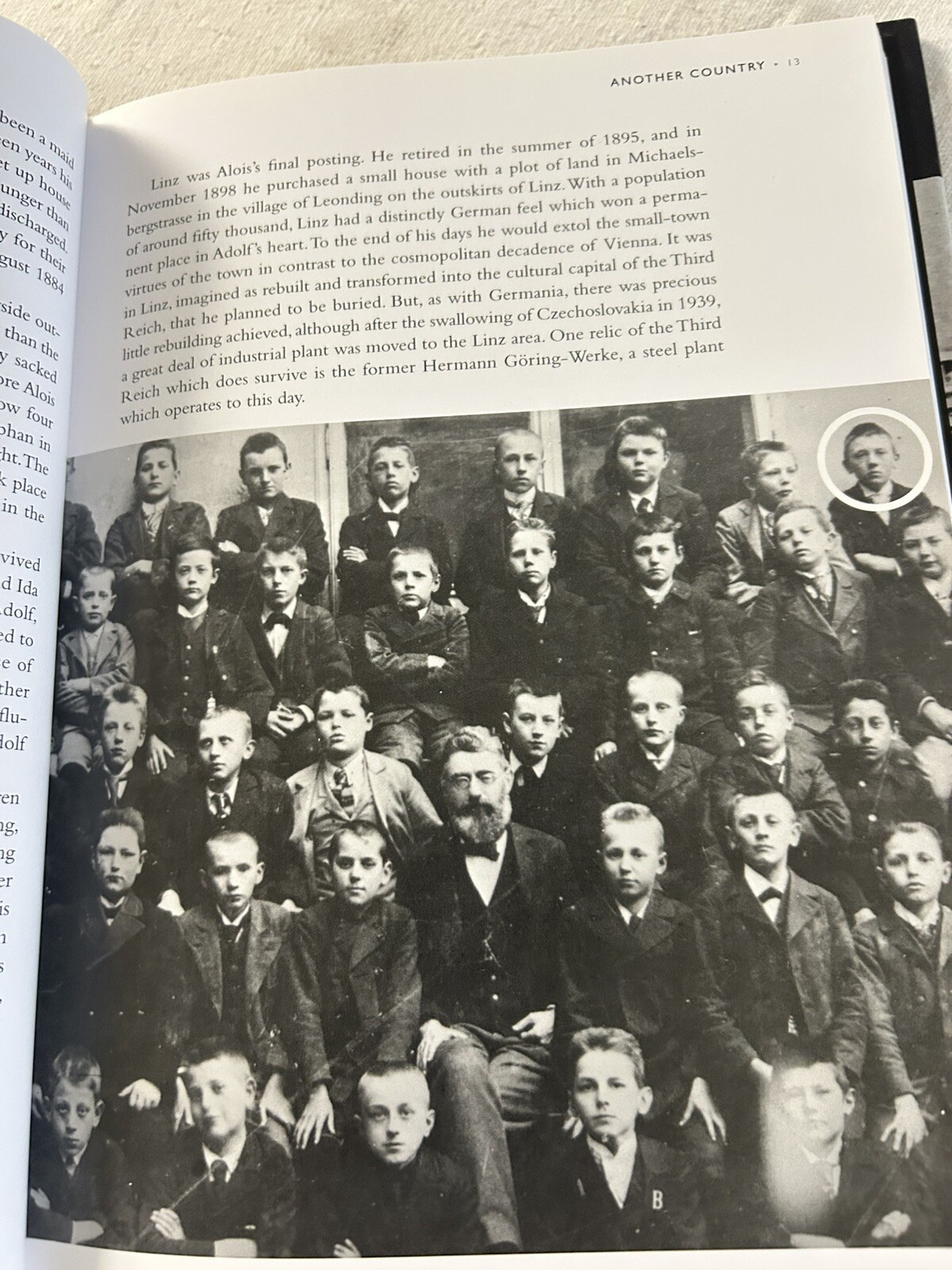 HITLER An Illustrated Life by Robin Cross - 2009 Hardcover w/DJ - WWII Book L3