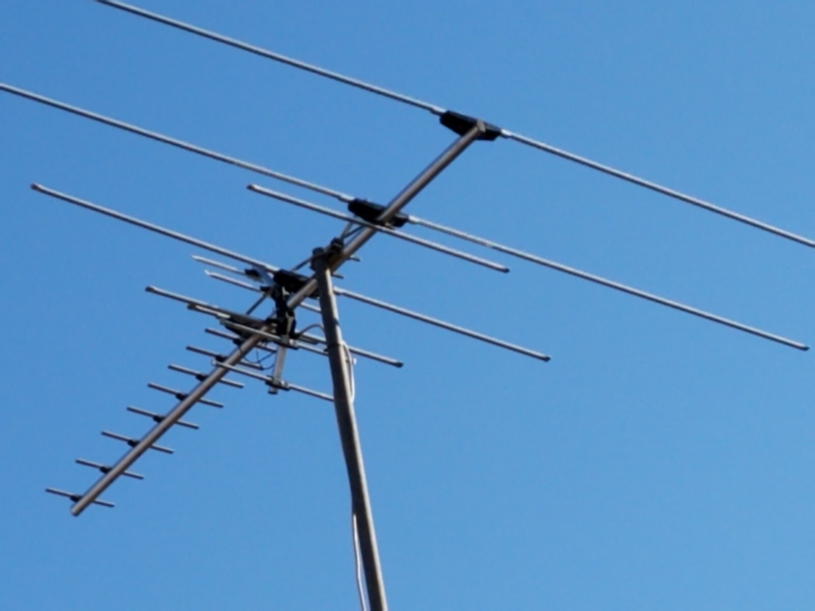 250 Mile Long Range HDTV1080p Outdoes 990 m TV Antenna Digital UHF/VHF FM Radio