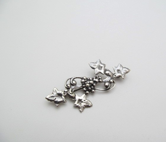 Vintage 925 Sterling Silver Round Ball Grapes & Leaves Swirled Brooch
