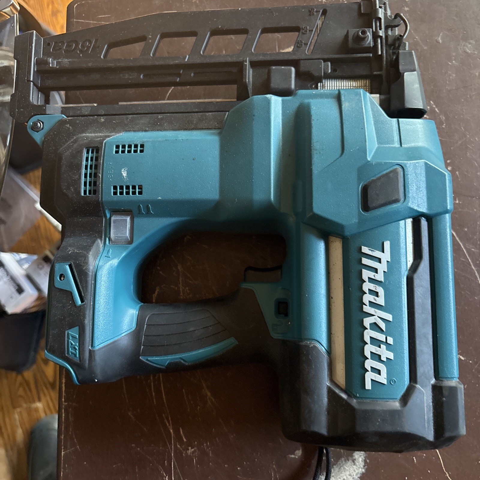 Makita XNB02Z 18V LXT 16-Gauge Cordless 2-1/2 in. Straight Finish Nailer