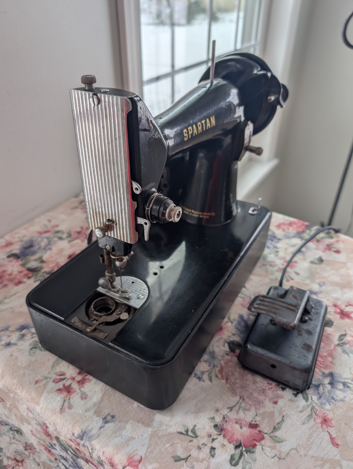 Vintage Singer Spartan 192K Sewing Machine w/Pedal - Needs Belt & Missing Plate