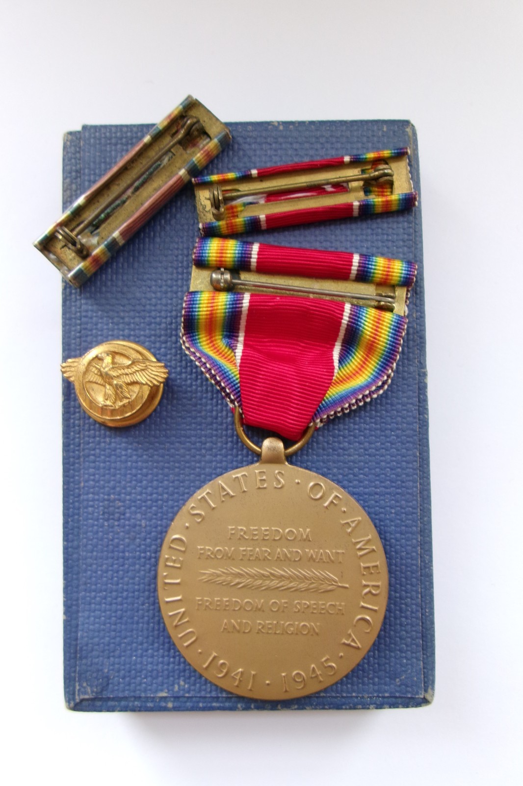 US WW2 Victory Medal in box of issue + ruptured duck badge + ribbon bars