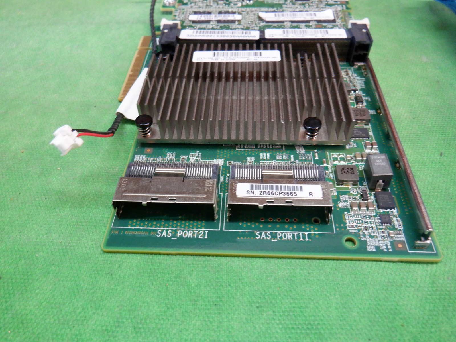 HP Smart Array P840 12G SAS Controller 2-Port 726897-B21 W/Cables+4G 726899-001