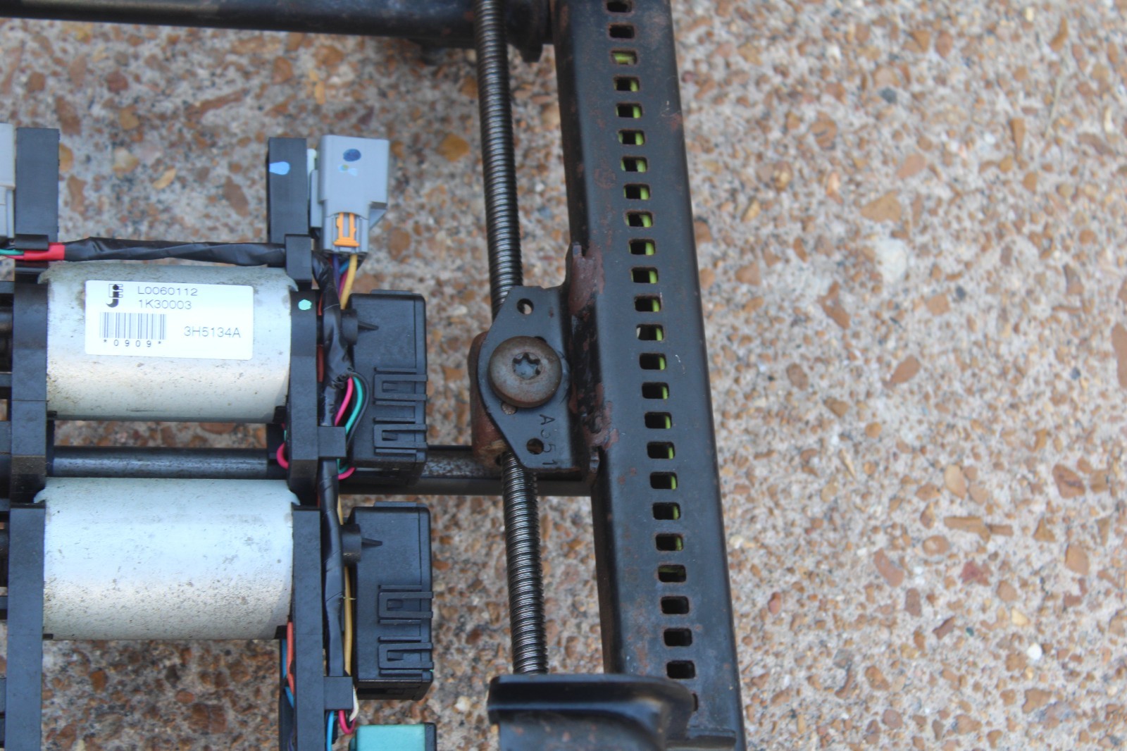 07-14 CHEVY TAHOE SUBURBAN YUKON DRIVER LEFT 2 PLUG POWER SEAT TRACK TAN TRIM