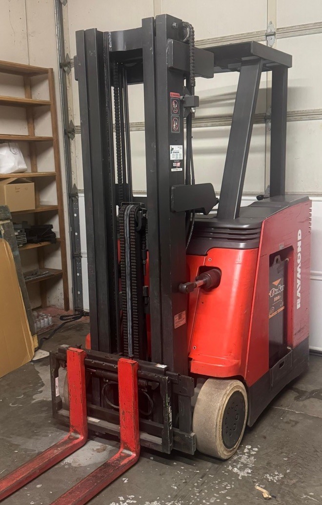 Raymond DSS 300 Stand Up Forklift Electric Reach Truck Warehouse Lift W/Charger