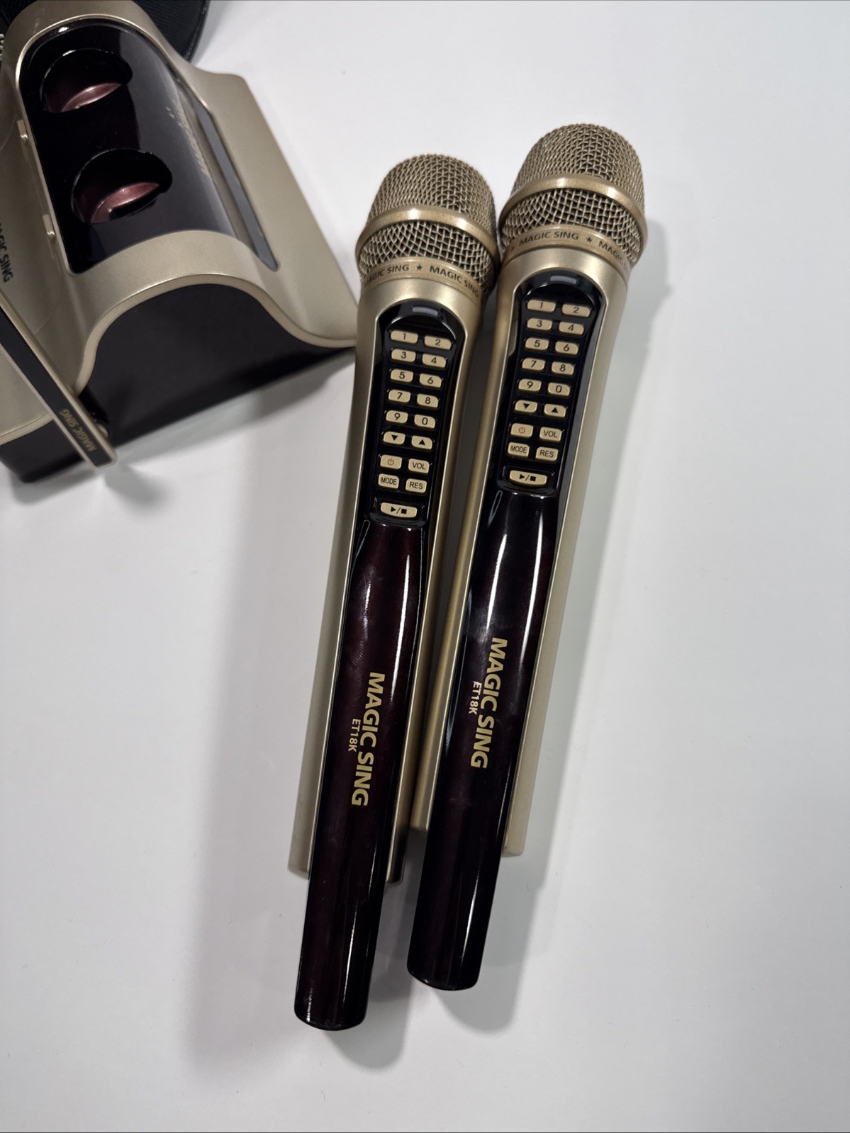 Magic Sing ET18K Karaoke w/2 Wireless Mics, Rom Discs , Dock & HDMI up Scaler