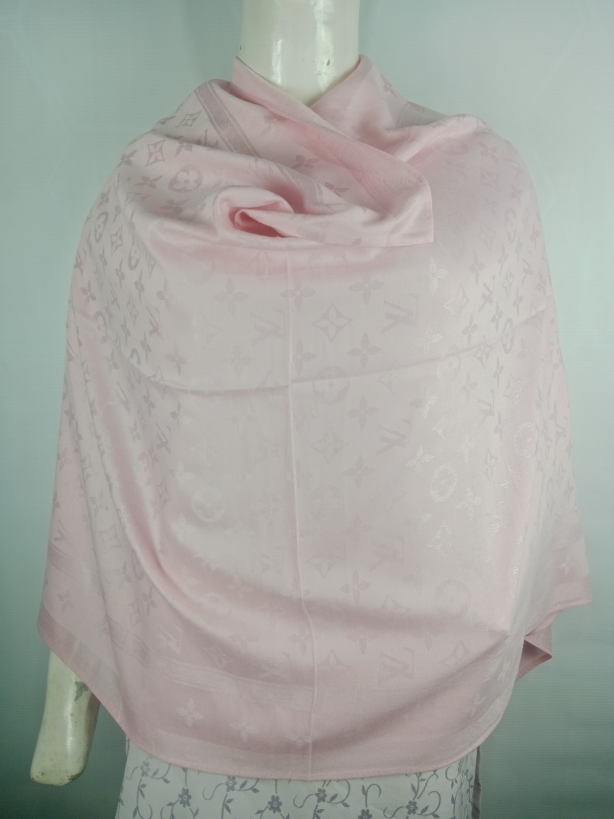 Authentic Louis Vuitton Wrap Stole Shawl 65% Cashmere 35% Silk Light Pink Used