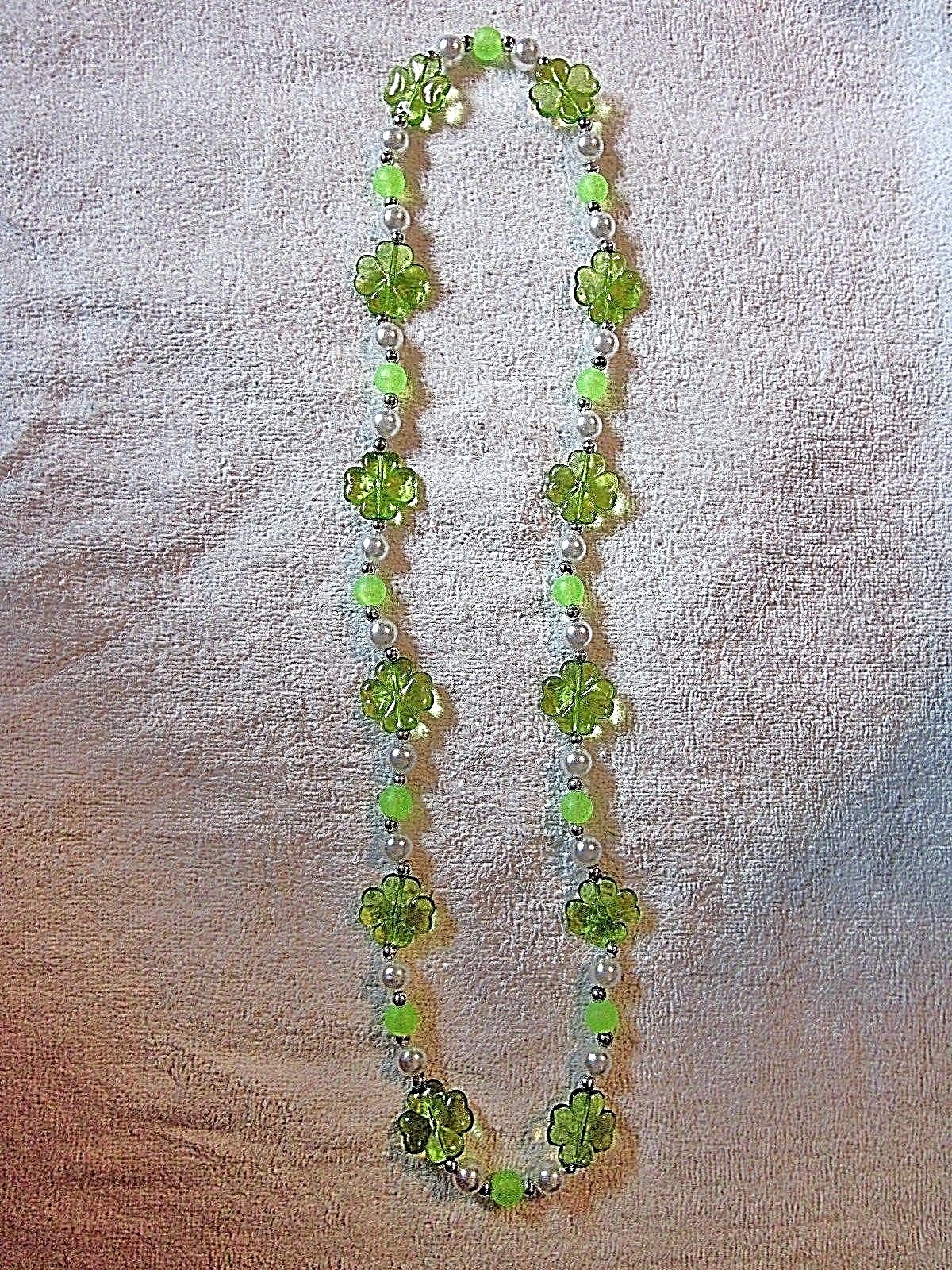 BEAUTIFUL ST. PATRICK'S ACRYLIC "GREEN SHAMROCKS" MARDI GRAS IRISH BEAD (B661)