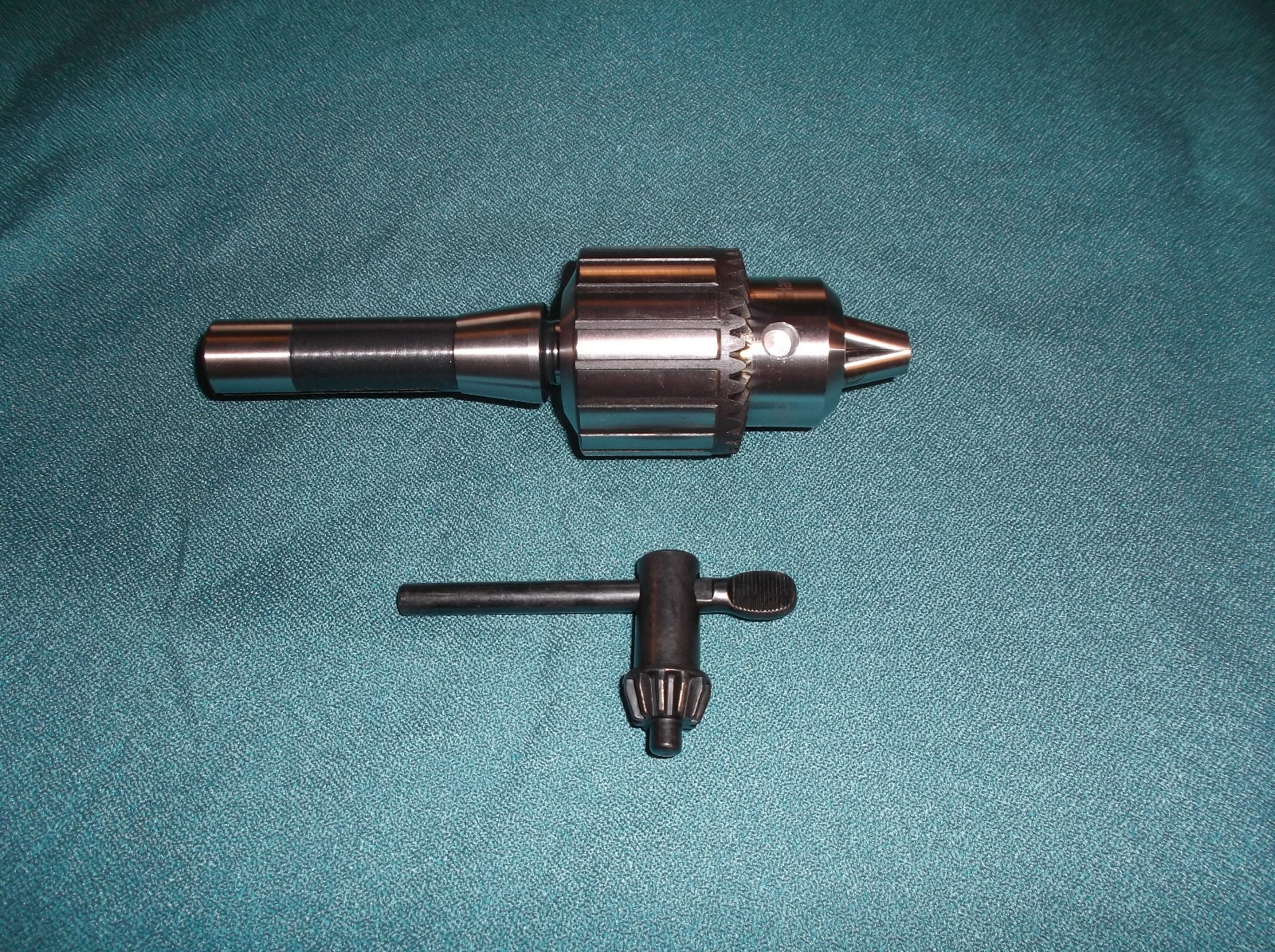 NEW 3/4 " DRILL CHUCK WITH R-8 TAPER FOR BRIDGEPORT MILLING MACHINE AND OTHERS