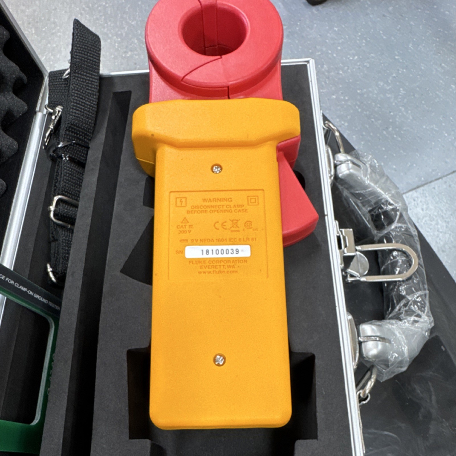 Fluke 1630 Earth Ground Clamp Meter Auto-Ranging with Case and Calibration Tool