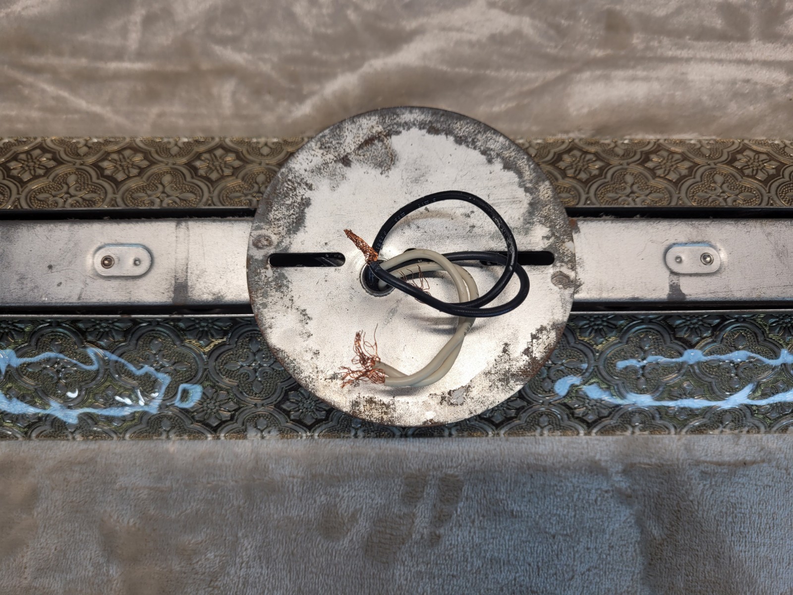 Vtg Bathroom Vanity U Bar 4-Light Fixture Glass Gold Overlay Quatrefoil Curved