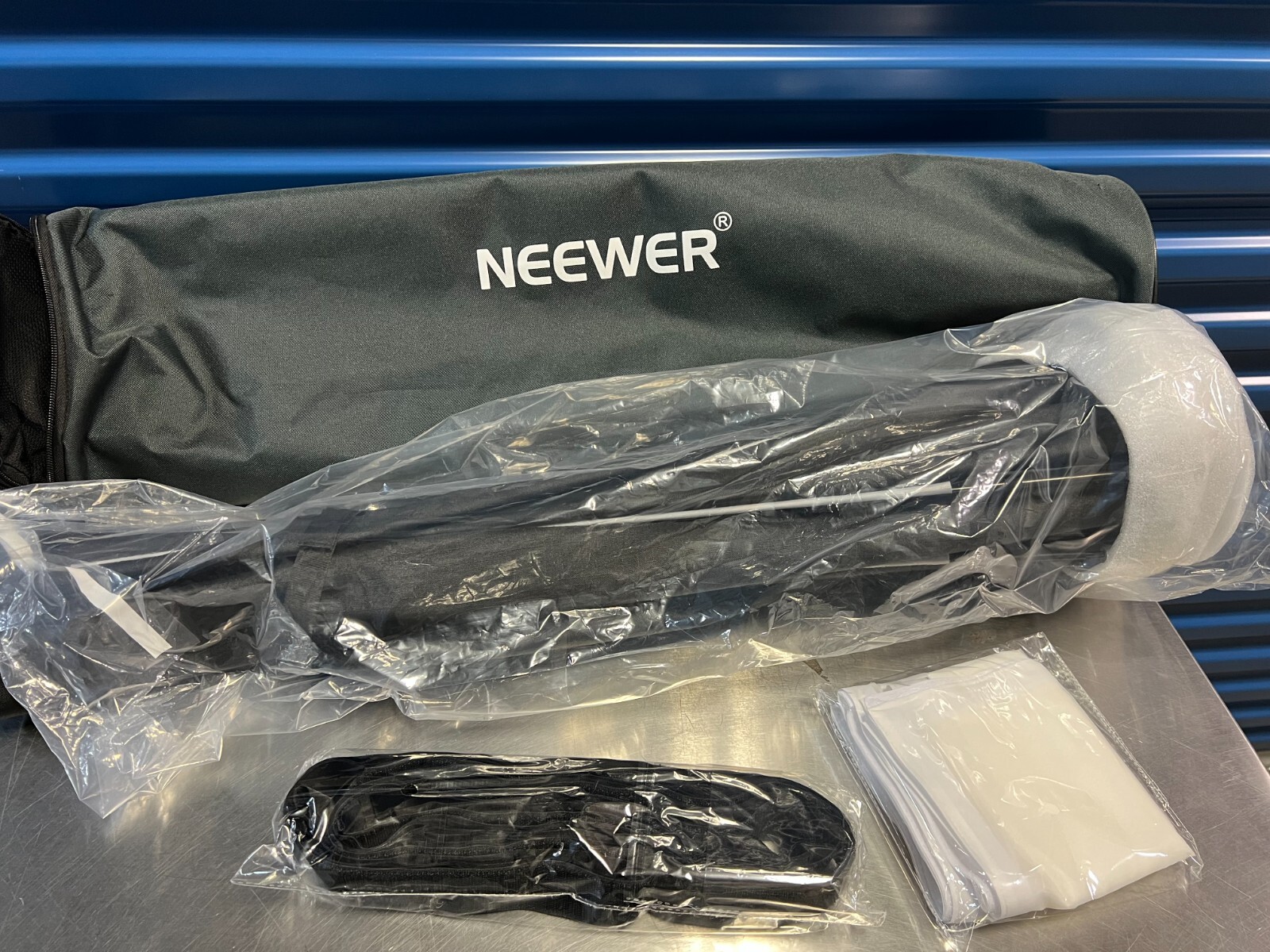 NEEWER 24''x35'' Quick Setup Foldable Rectangular Strip Softbox Bowens Mount