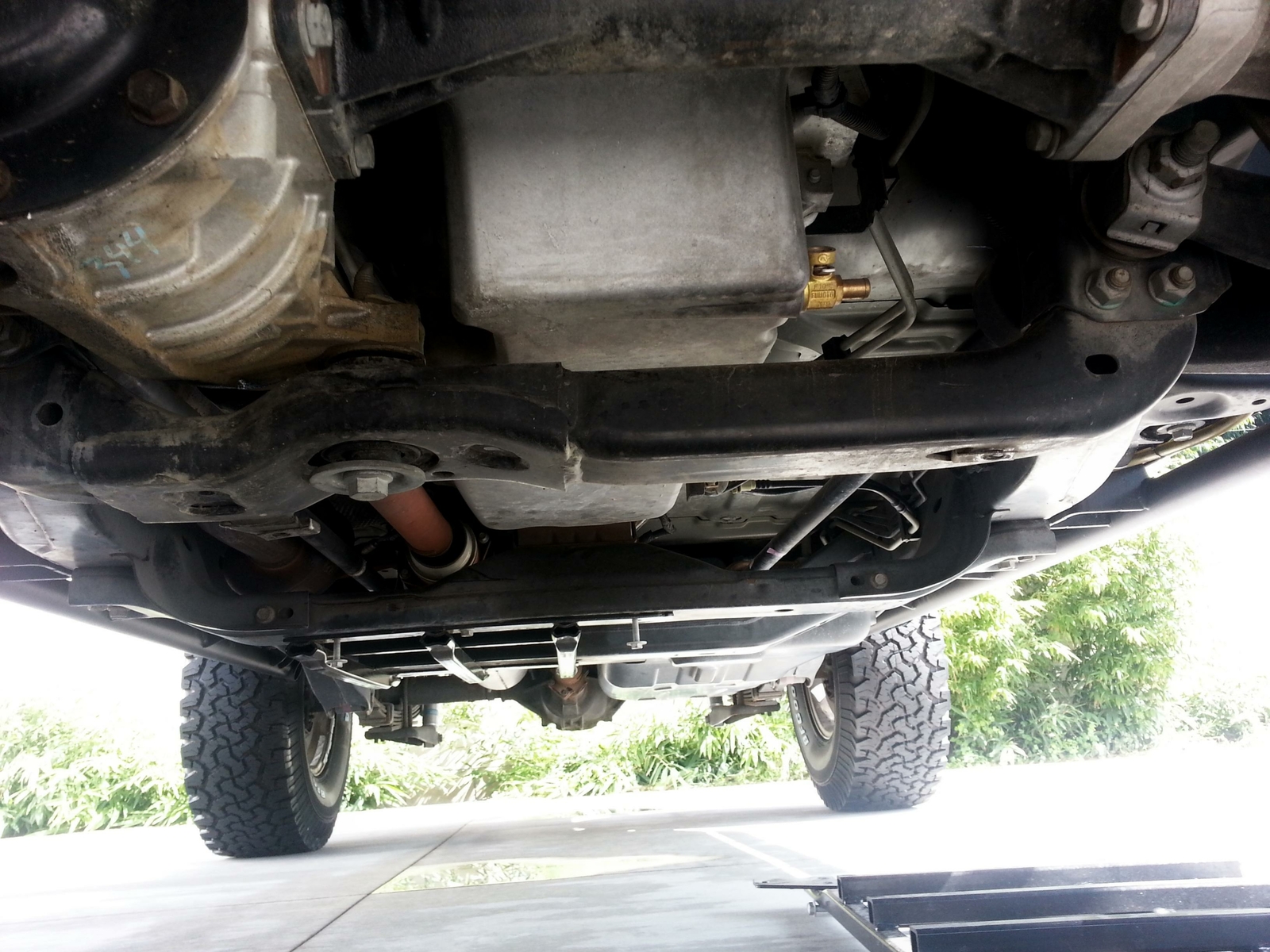 Premium Front Differential Axle Bushings B2110 For 2006-2010 Hummer H3 H3T