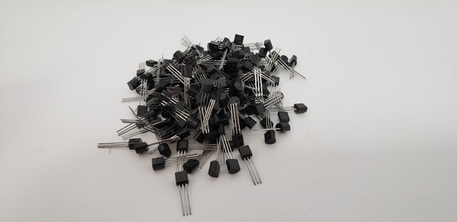 2N3906 GENERAL PURPOSE TRANSISTORS, 0.62W, 40V (LOT OF 200) NNB