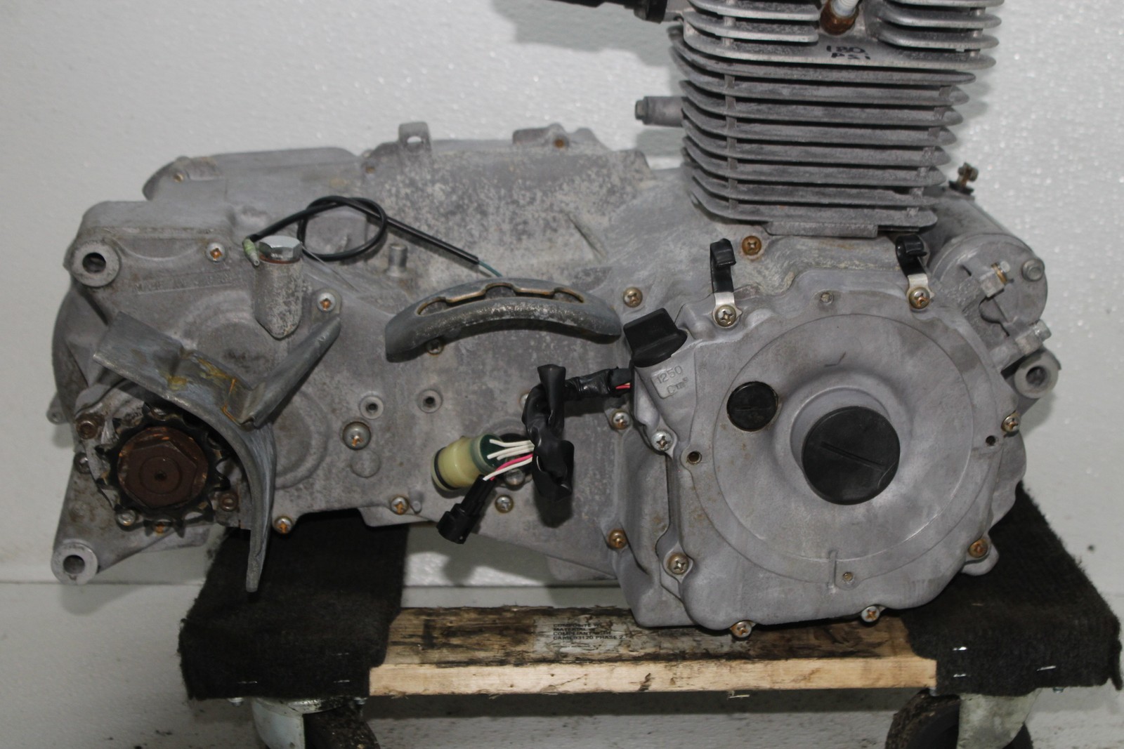 04-13 YAMAHA GRIZZLY 125 ENGINE MOTOR HEAD CASES CRANK SHAFT RUNS!