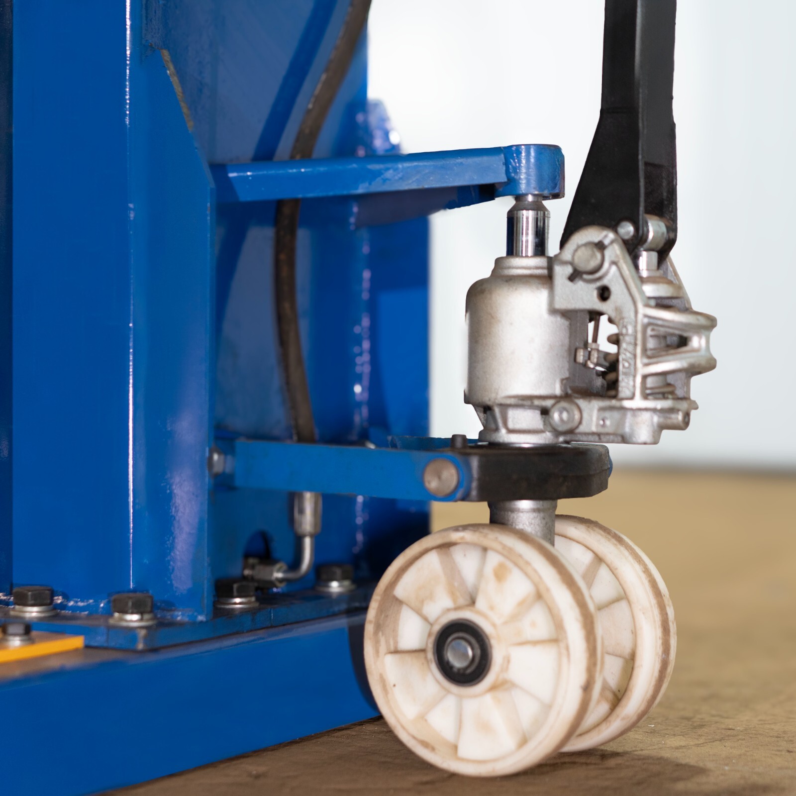 XK 6,200 lb Single Post Lift Portable 220 VOLT