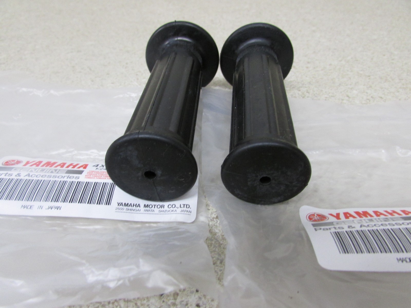 NOS 84-86 YAMAHA YT60 TRI-ZINGER YF60 4-ZINGER OEM LH & RH HANDLEBAR GRIPS