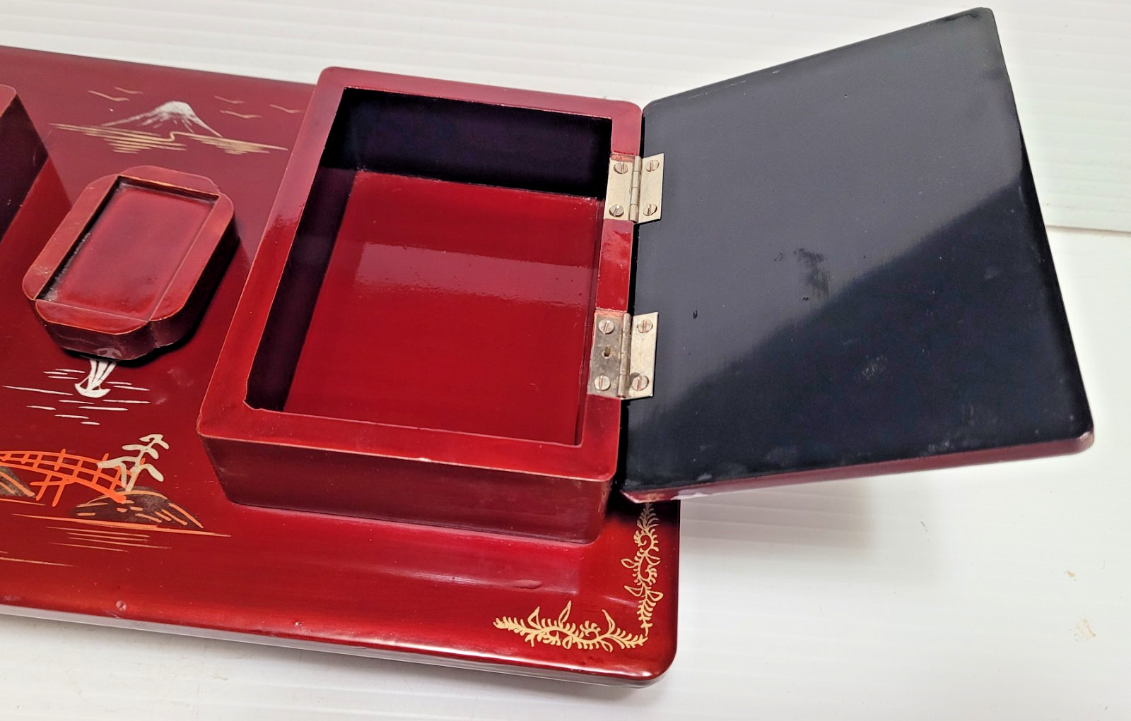 VINTAGE JAPAN MUSICAL CIGARETTE DESKTOP SET