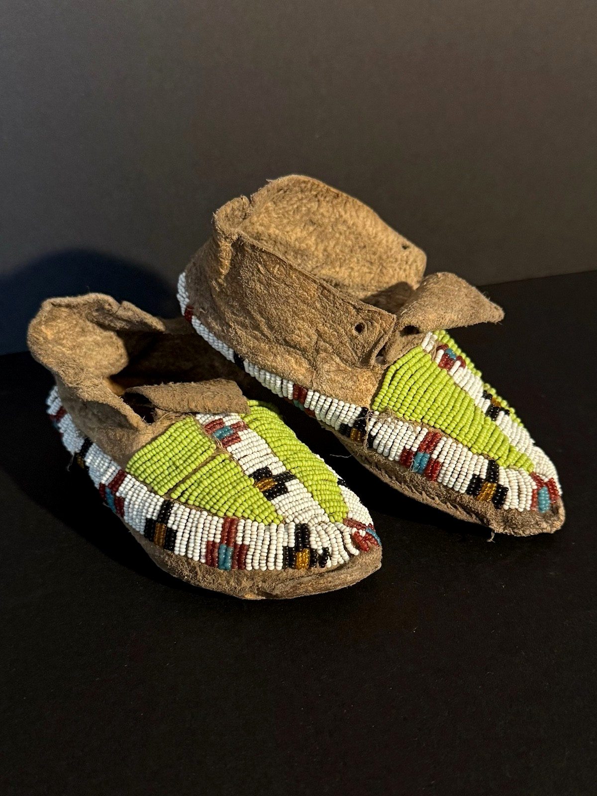 HISTORIC SIOUX PLAINS CHILD’S MOCCASINS,SINEW SEWN BEADED HIDE,C1900,EXCELLENT!