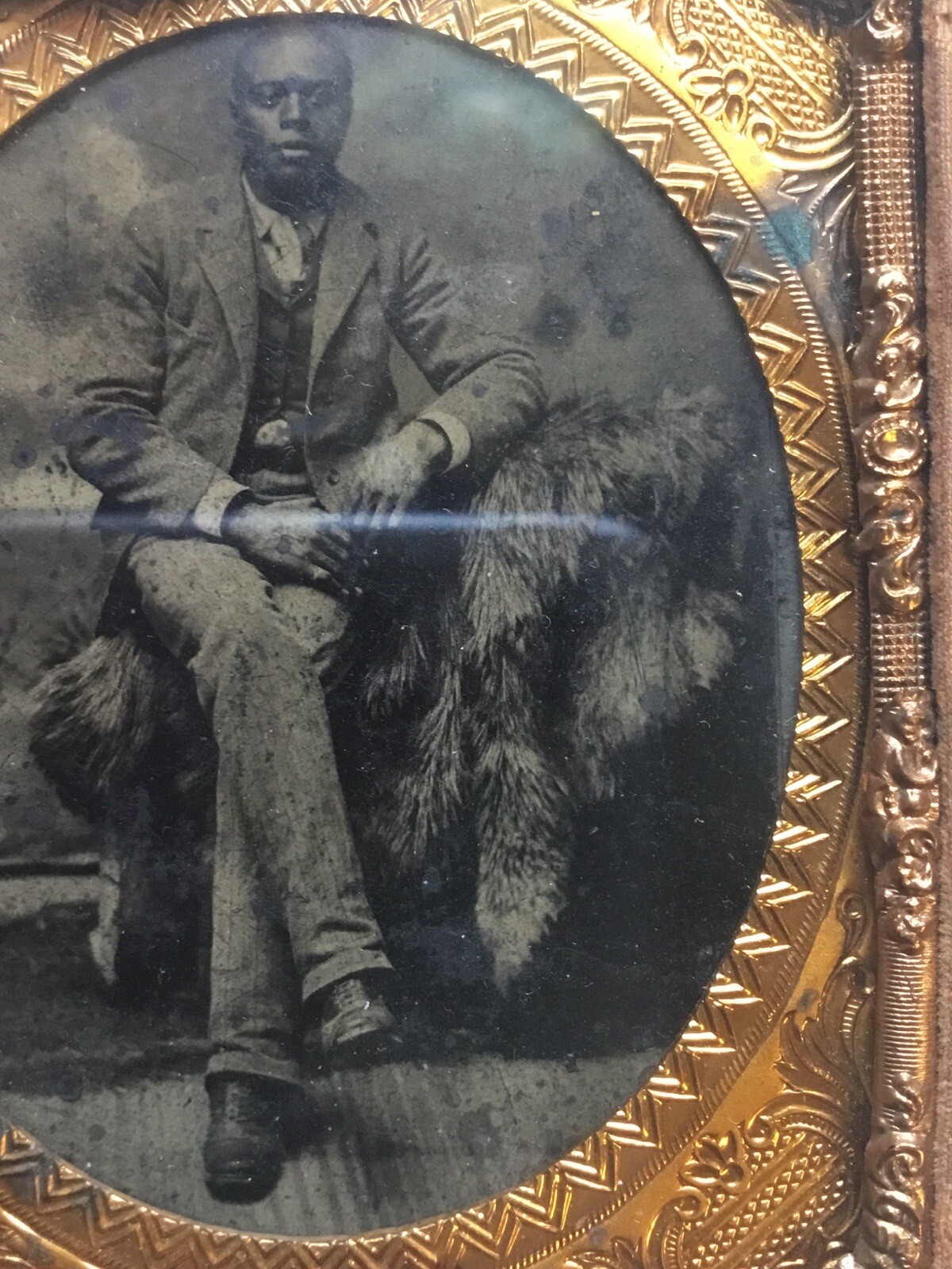 1800 HANDSOME WELL DRESSED AFRICAN AMERICAN MAN SUIT FUR RUG Tin Type Photo
