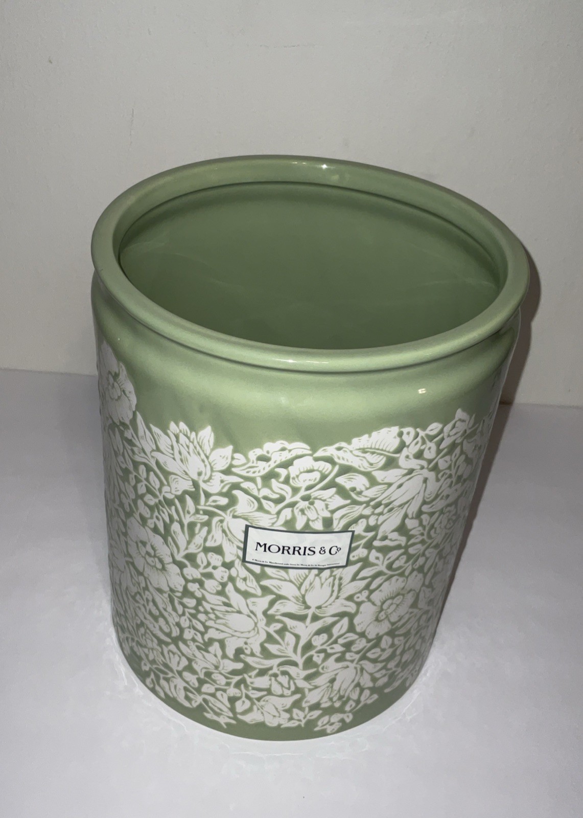 MORRIS & Co. GREEN WHITE ETCHED FLORAL 10x8 EVERTED RIM CERAMIC WASTEBASKET NWT