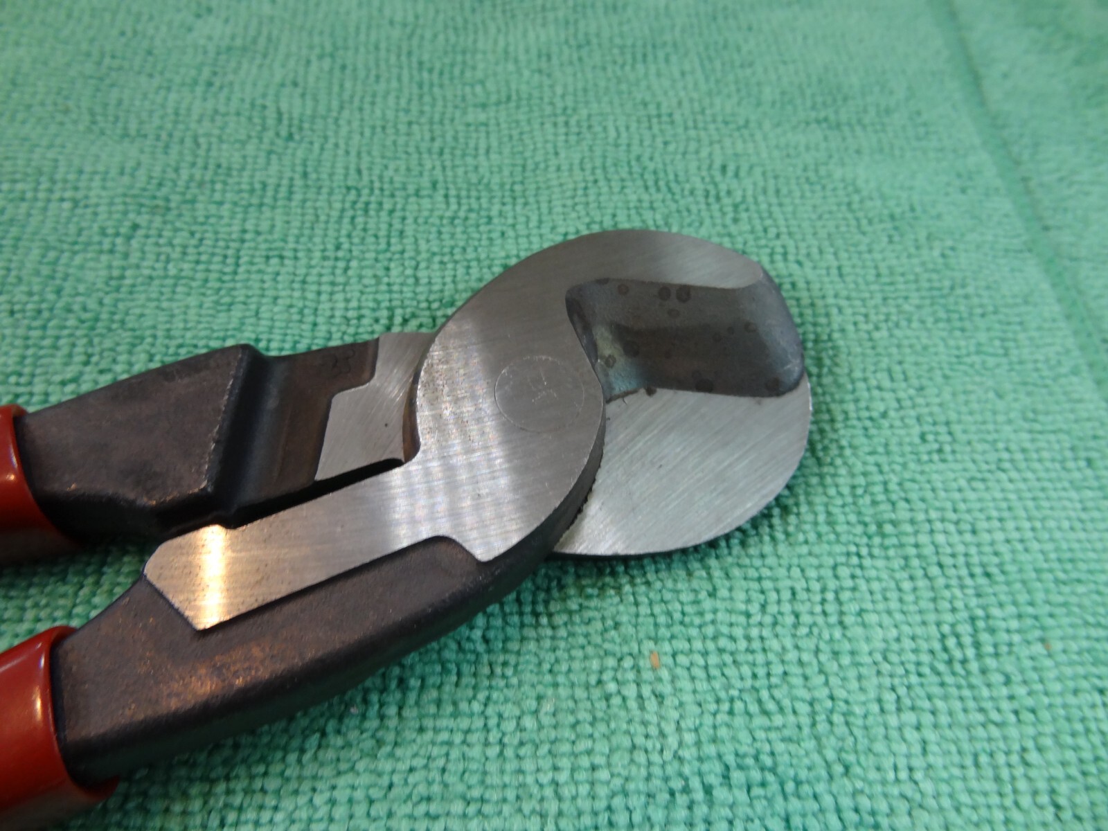 KLEIN TOOLS 9" HIGH-LEVERAGE CABLE CUTTER - 63225 - MADE IN USA