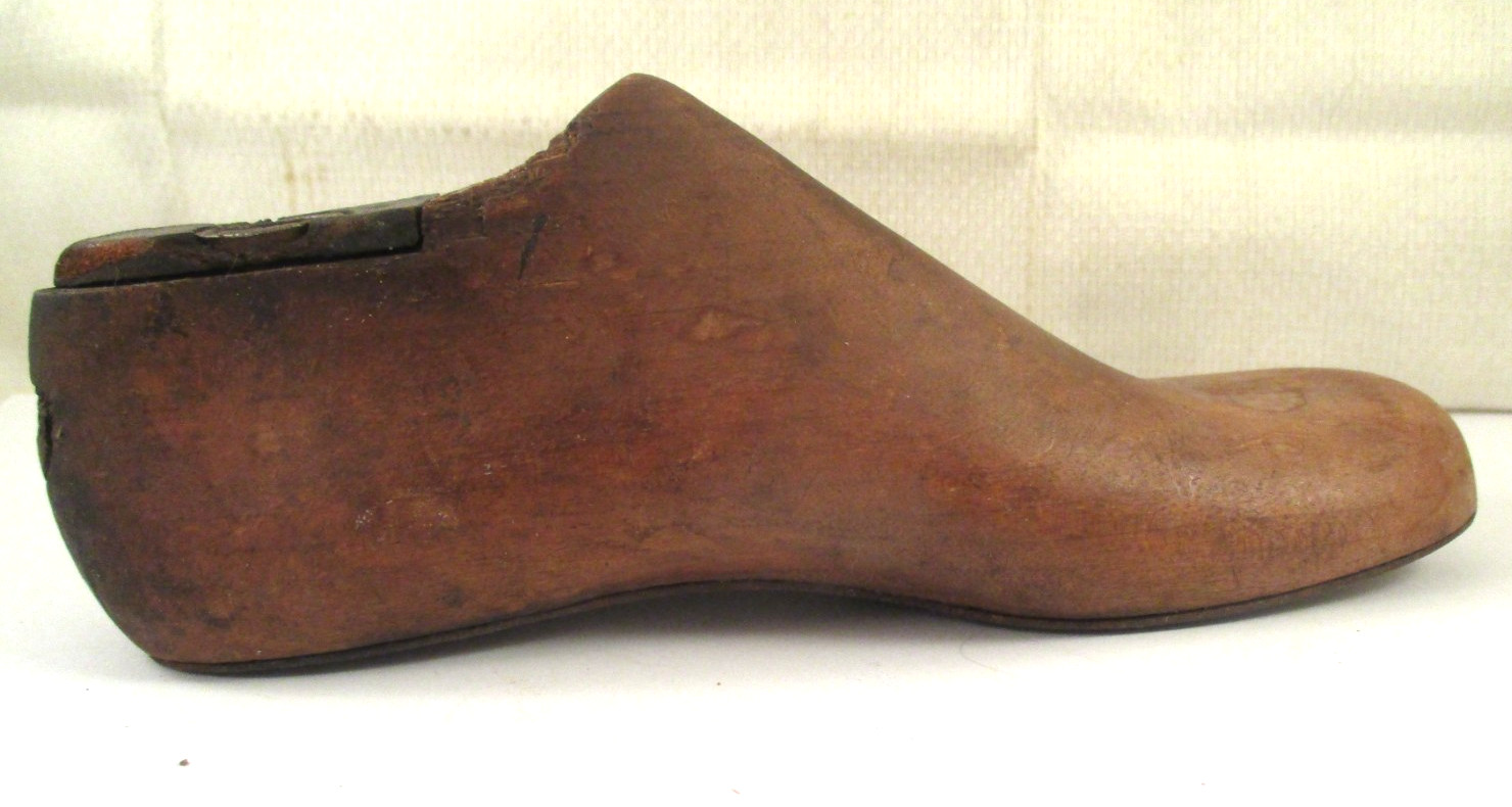 Vintage CHILDREN'S WOODEN COBBLER SHOE MOLD 6-5/8"