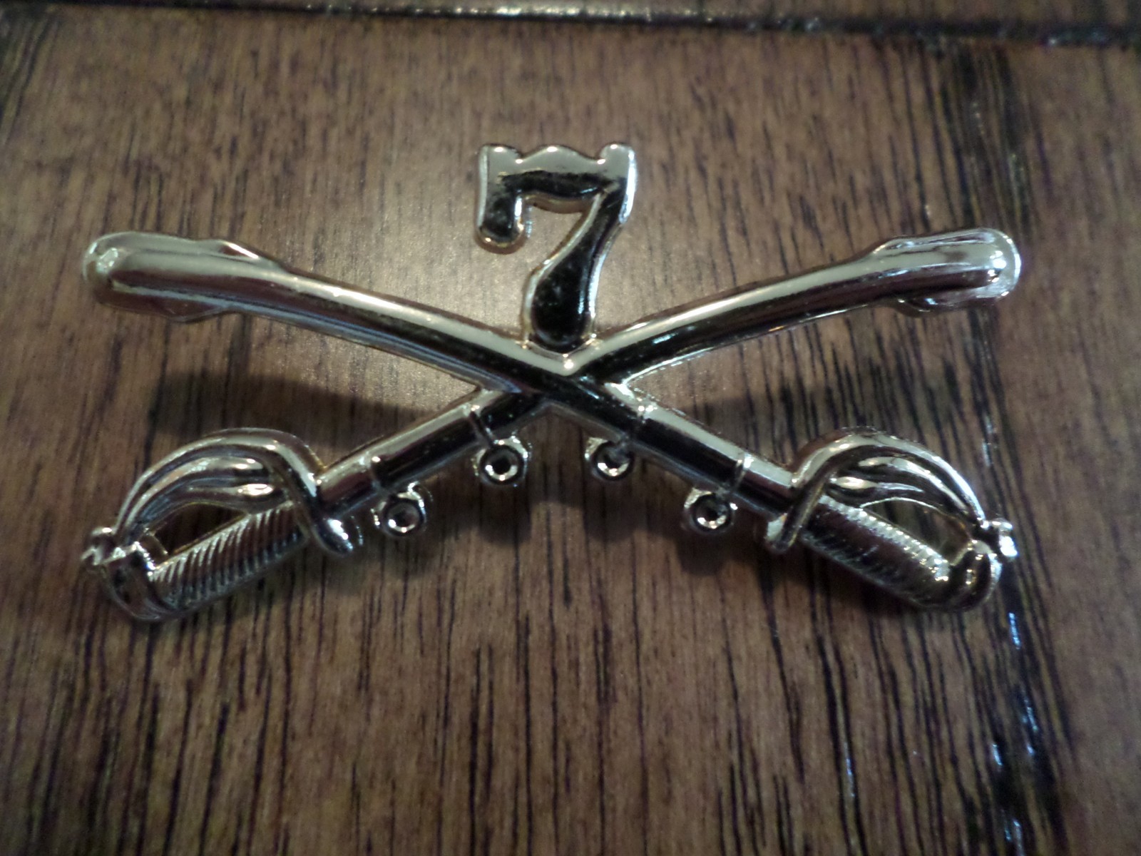 U.S MILITARY 7th CAVALRY METAL HAT BADGE PIN CROSSED SABERS SWORDS GEORGE CUSTER