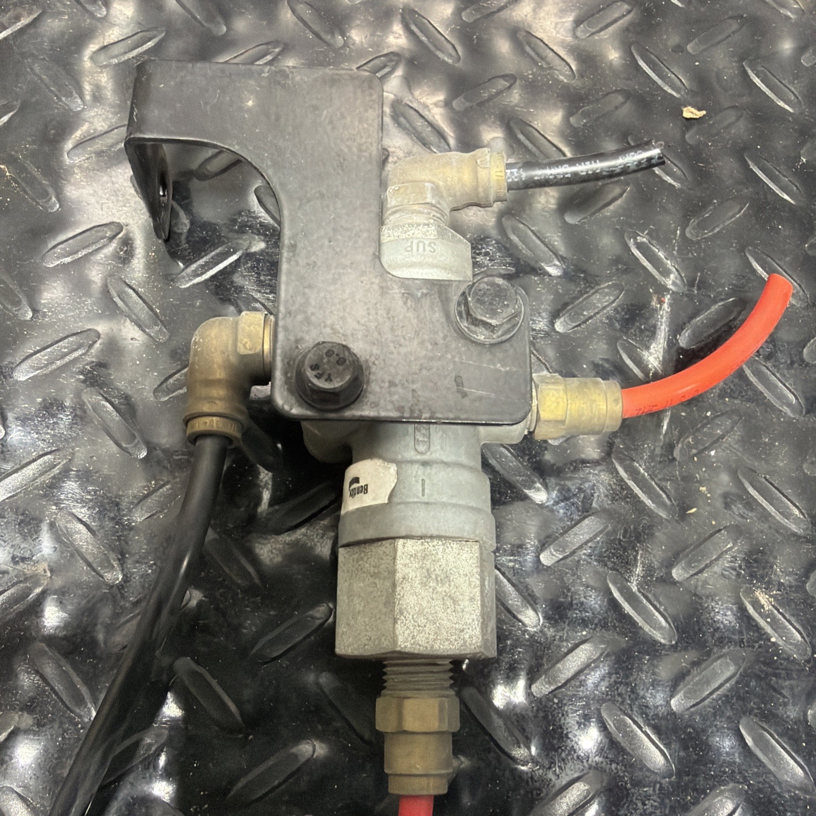 2018-2024 VOLVO VNL 760 AIR BRAKE VALVE BENDIX 108620 OEM