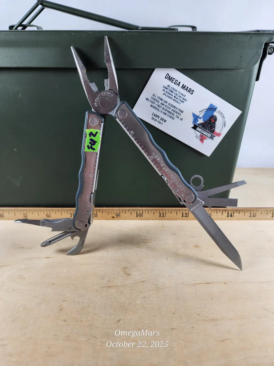 Leatherman Fuse #FU2 Discontinued, light usage, screwdriver chipped