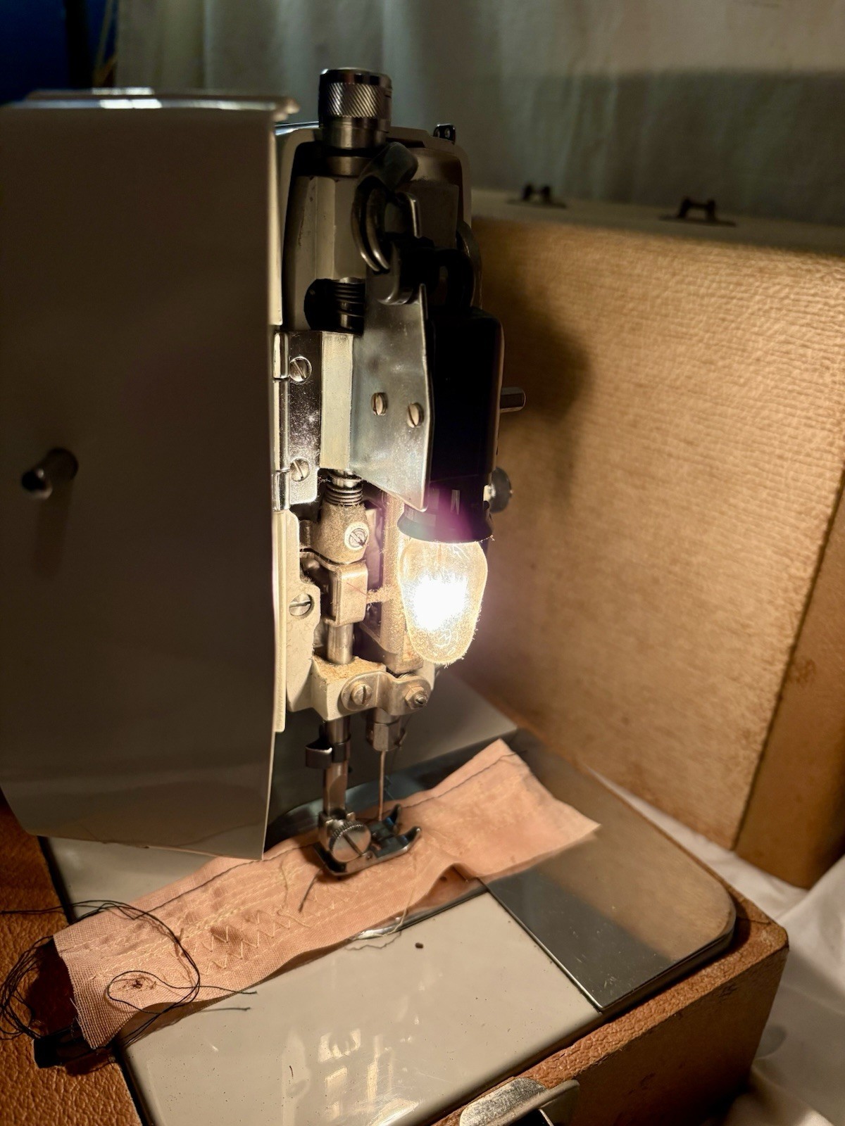 VINTAGE 1967 DOMESTIC ZIG-ZAF DIAL A STITCH MODEL 1665 SEWING MACHINE-WORKS WELL