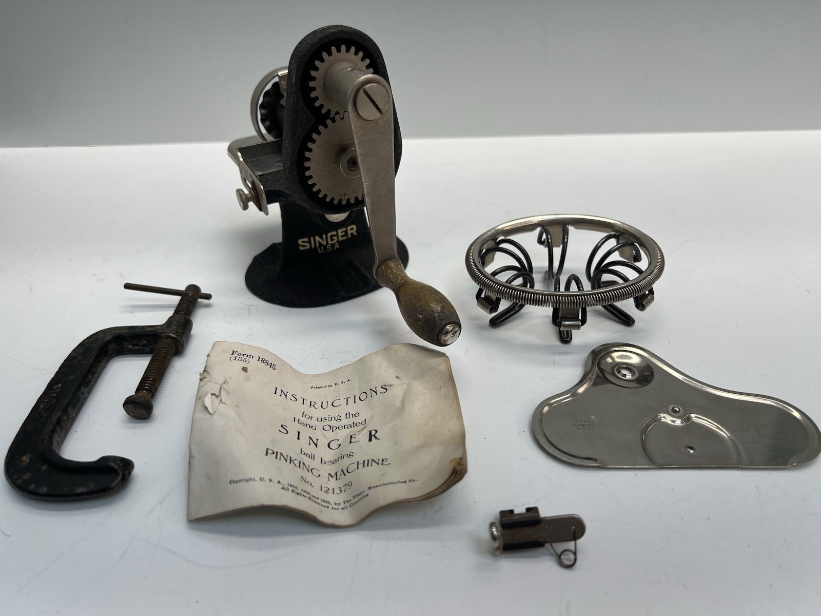 Singer Ball Bearing Hand Operated Pinking Machine 121379 Pinker 1935 + Accessori