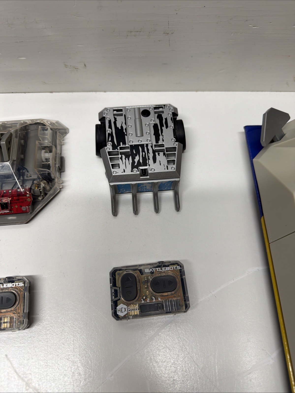 Hexbug Battlebots Arena with 6 bots, 6 remotes - Untested