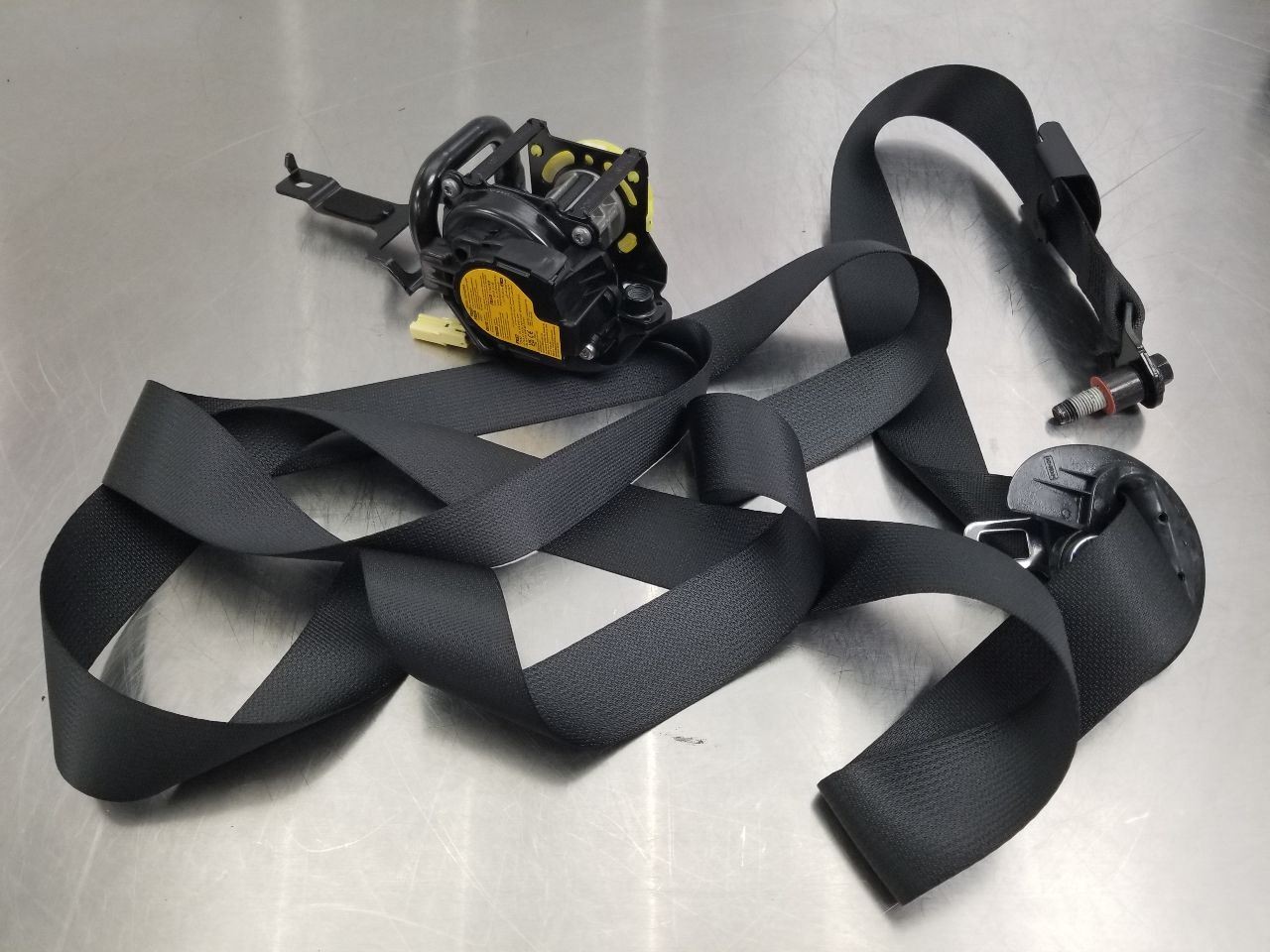 25 2025 KIA K4 GT-LINE FRONT BUCKET SEAT BELT RETRACTOR BLACK RIGHT PASSENGER