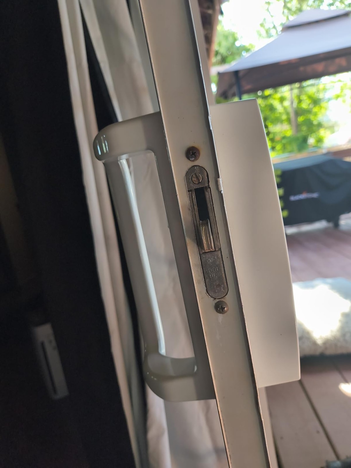 White Patio Sliding Door Handle w/ Lock Cylinder for 3 15/16" Hole Spacing