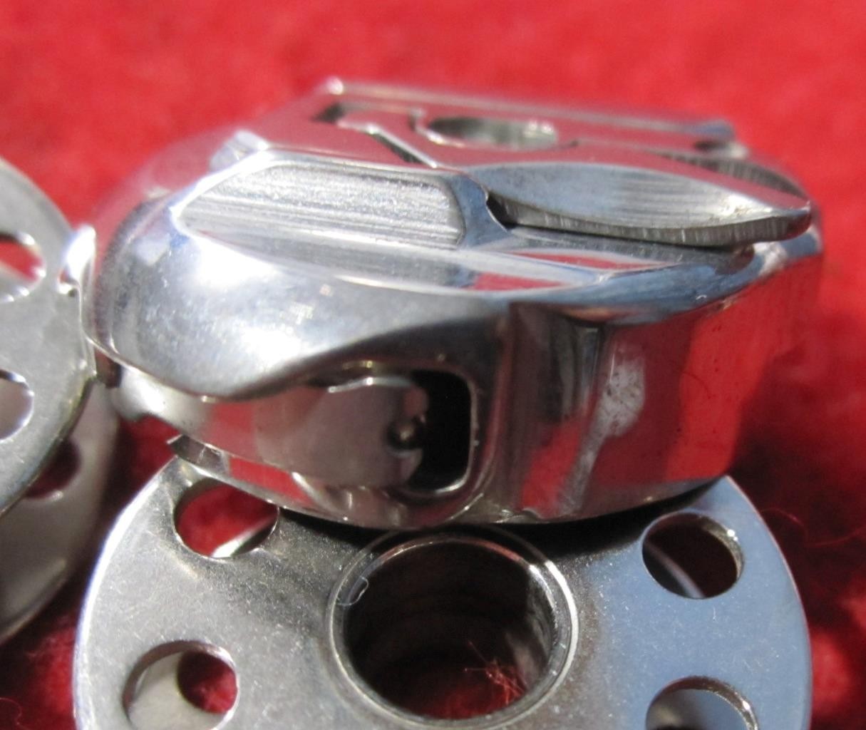 1947 VINTAGE SINGER SEWING MACHINE BOBBIN CASE FITS 301 / 221 NO. 45750 #2