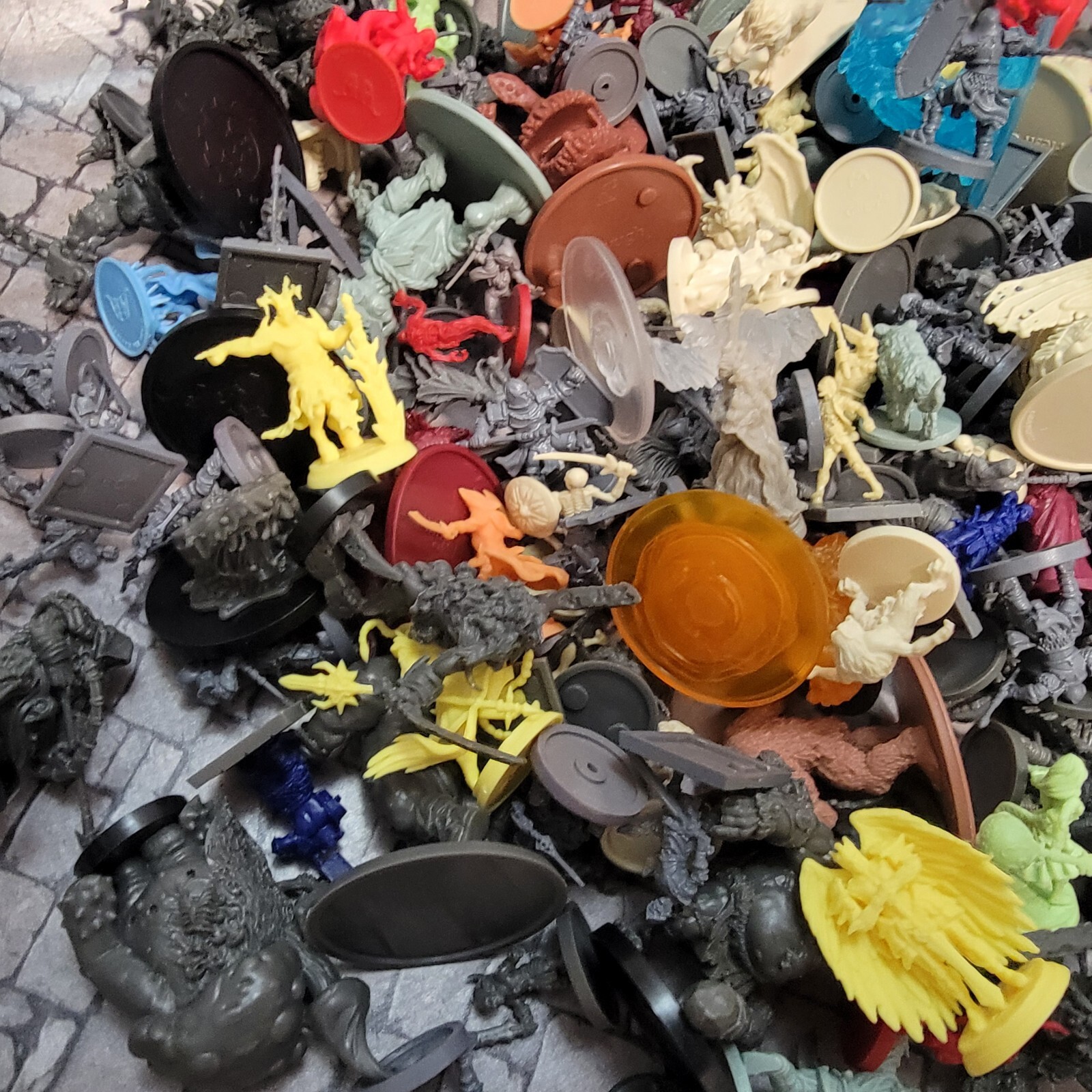 10 Piece Lot - Dungeons and Dragons Marvelous Miniatures 28mm-32mm RPG DND