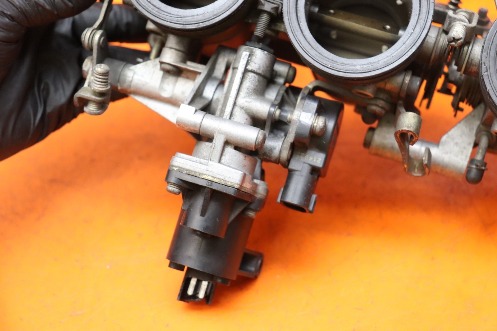 2004-2005 KAWASAKI NINJA ZX10R OEM MAIN FUEL INJECTORS / THROTTLE BODIES