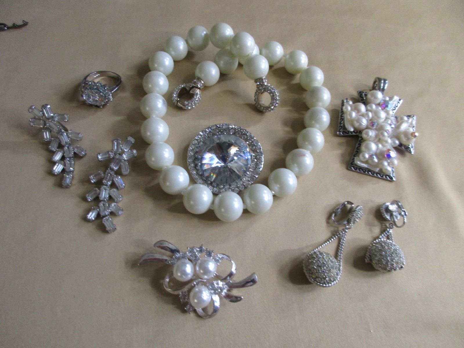 VINTAGE RHINESTONE FAUX PEARLS JEWELRY LOT ~ MIXED AGES