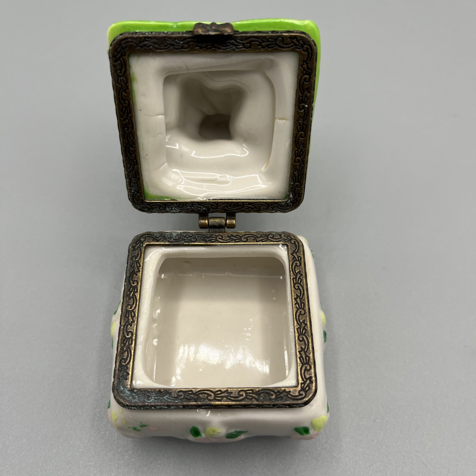 Trinket Box Porcelain Greenbrier Int'l Easter Bunny Rabbit - Discontinued