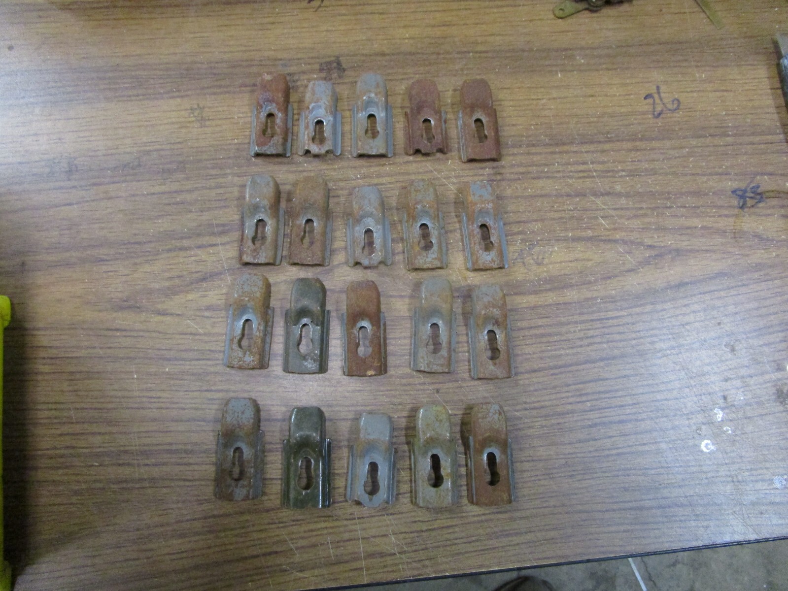 Lot Of 20 Old Style Lyons Model 4000 Shelving Clips