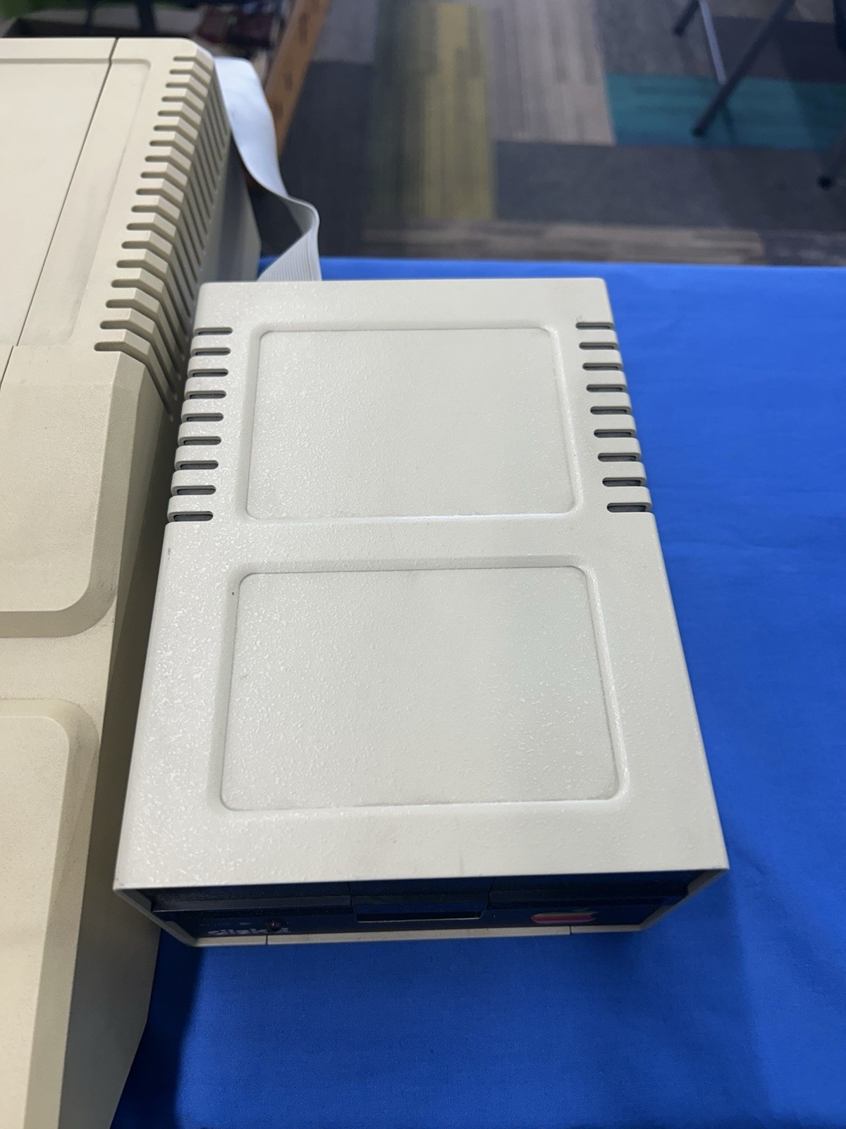 Vintage Apple IIe Computer A2S2064 With Disk ii Turns On Untested