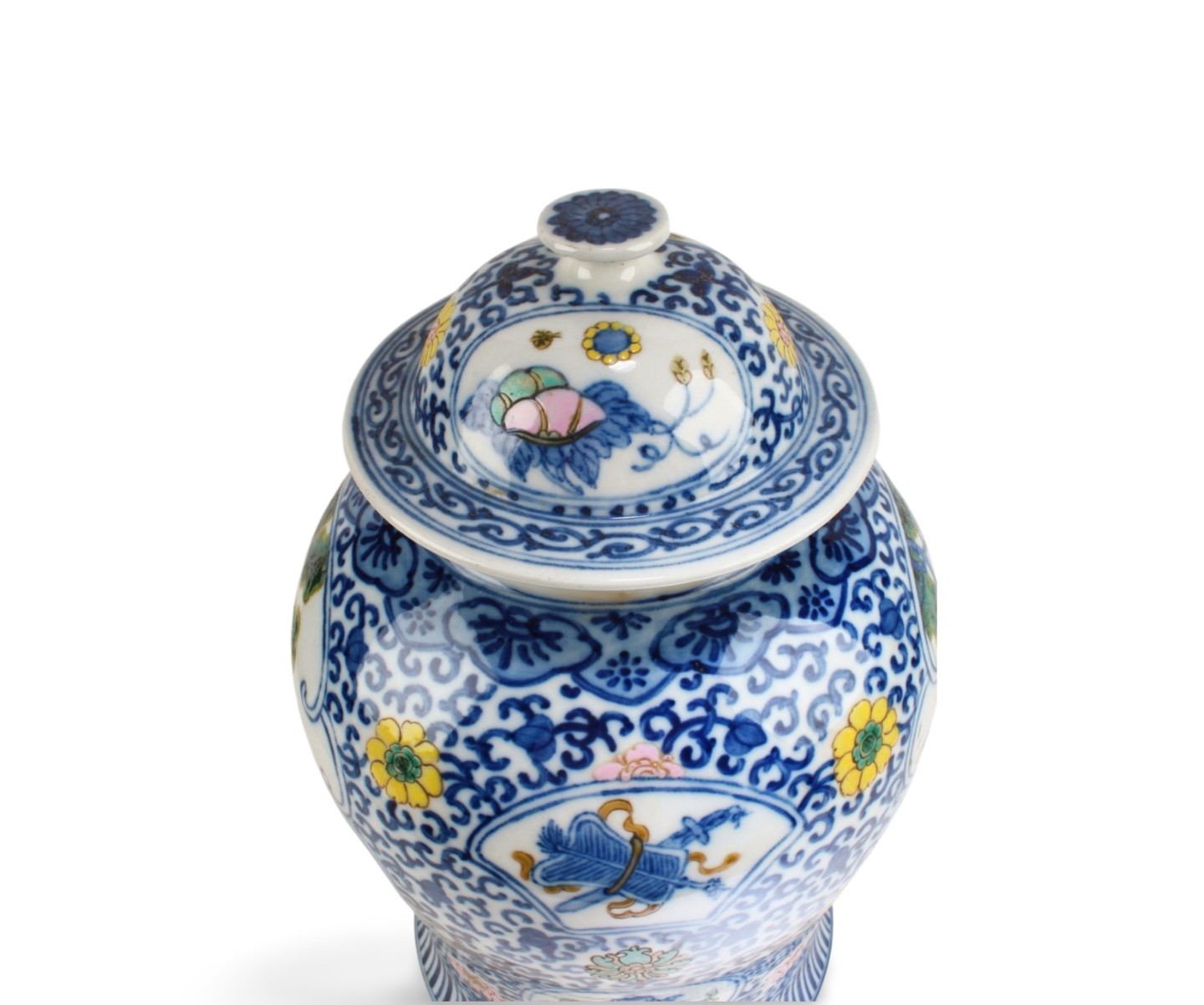Chinese Porelain Jar with lid. 'QianLong' mark at base