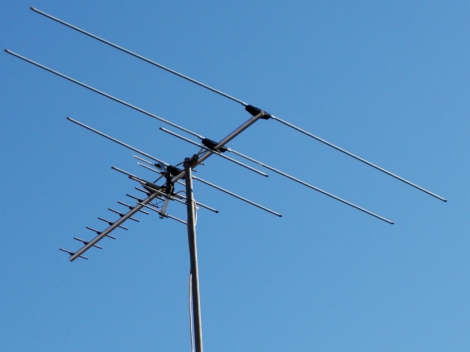 250 Mile Long Range HDTV1080p Outdoes 990 m TV Antenna Digital UHF/VHF FM Radio