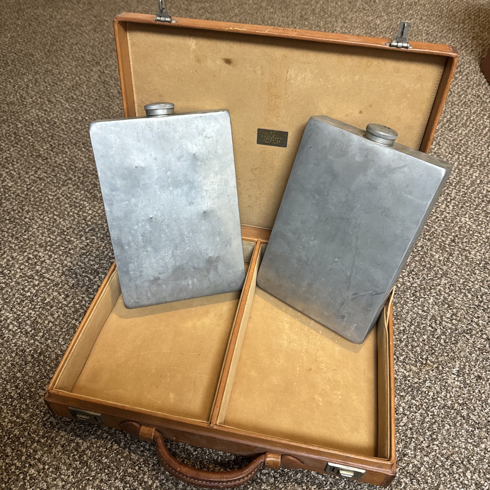 Abercrombie & Fitch Leather Prohibition Bootlegger Briefcase Liquor Flask 2x64oz