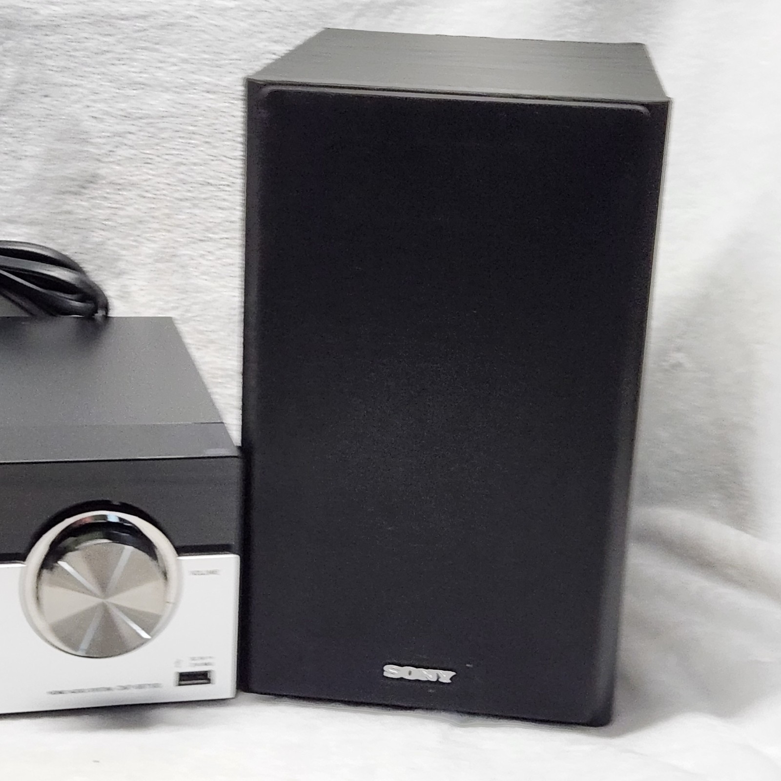 Sony CMT-SBT100 Stereo Sound System With Speakers CD/Radio/Bluetooth Works Great
