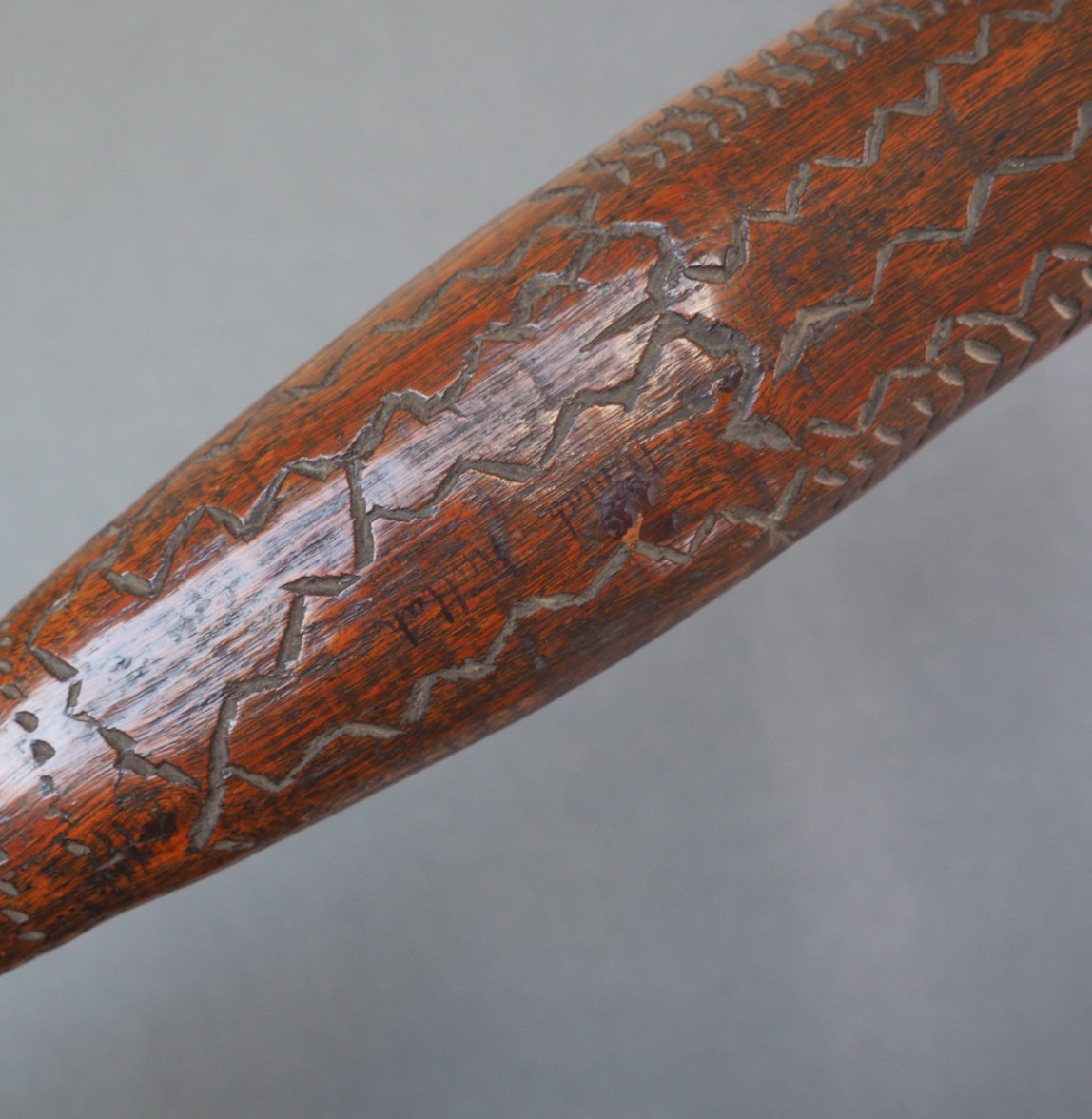 FINE ANTIQUE AUSTRALIAN ABORIGINAL TRIBAL ART CARVED WOODEN NULLA NULLA LEANGLE