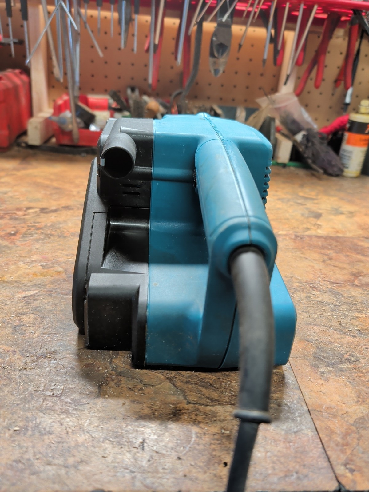 Makita 9911 5.6 Amp 3-Inch by 18-Inch Variable Speed Belt Sander with Cloth Dust