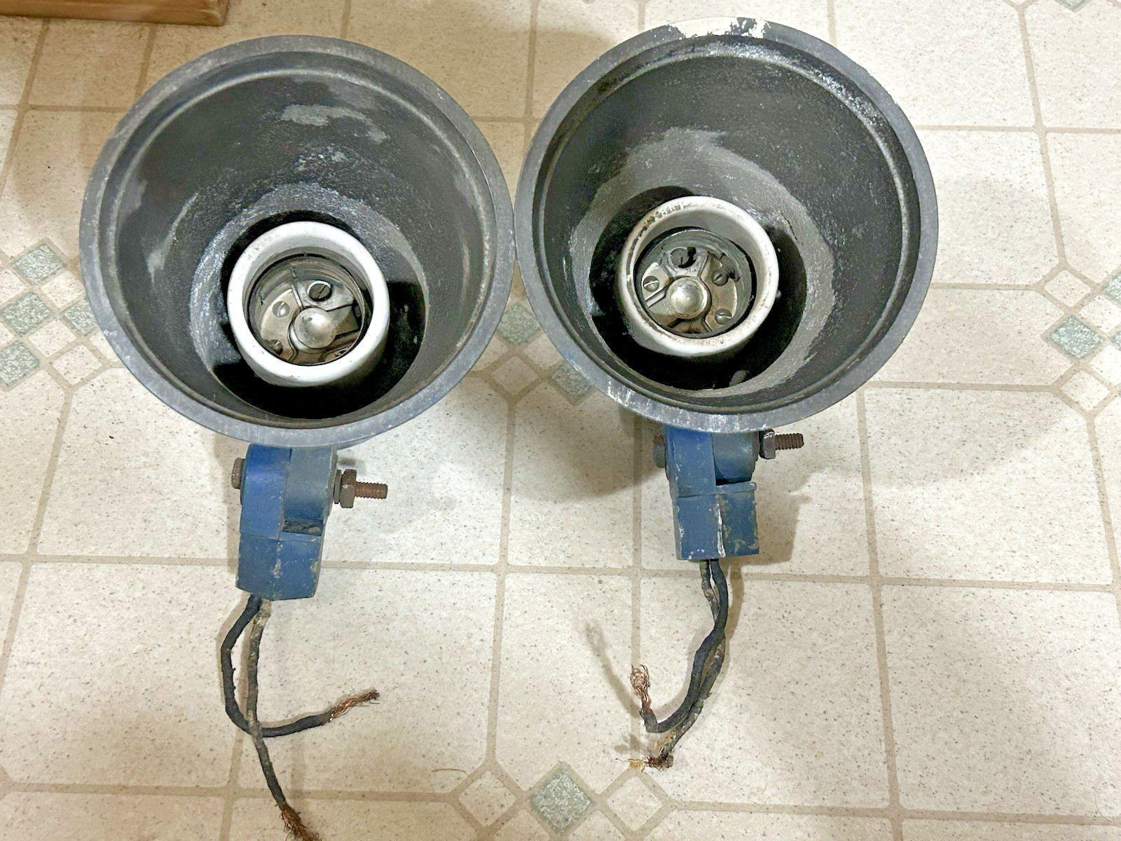 VINTAGE GARAGE SEVICE STATION GAS PUMP LIGHTS OLD VINTAGE PEMCO LIGHTS