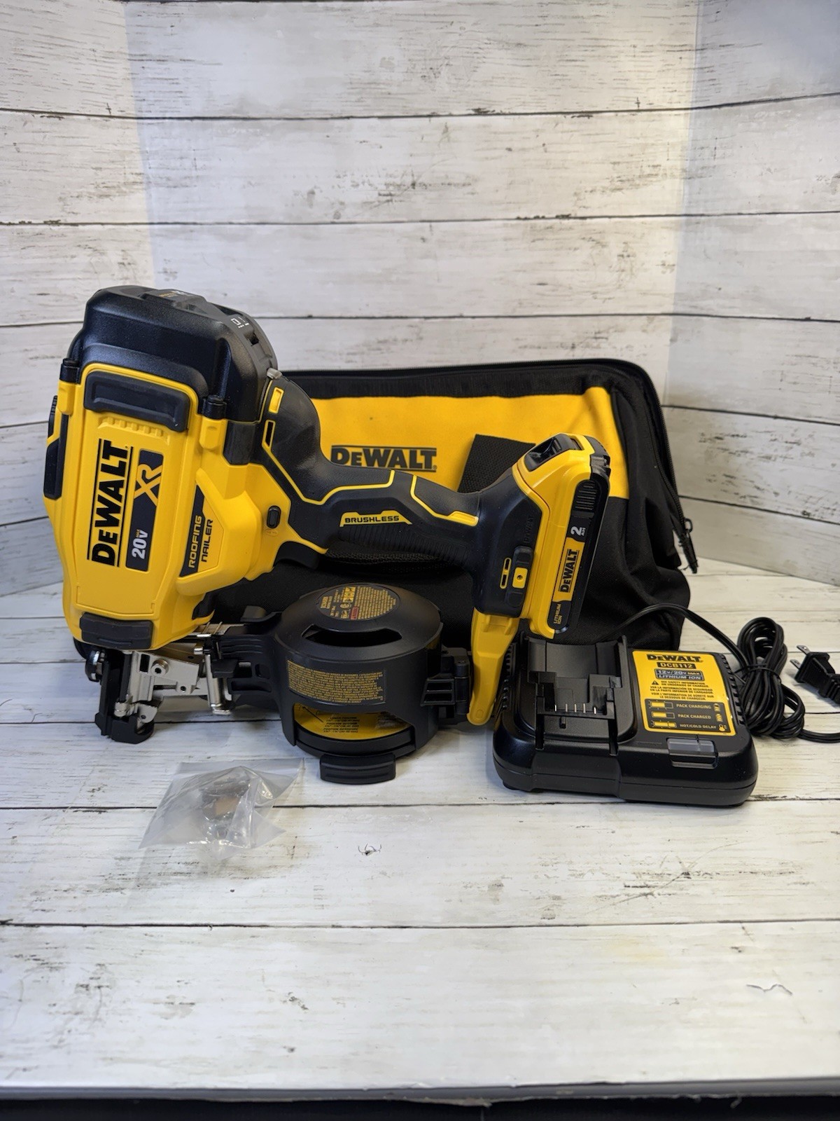 Dewalt (DCN45RND1) 20V MAX Lithium-Ion 15-Degree Cordless Roofing Nailer Kit